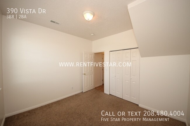 Building Photo - 390 Vista Dr