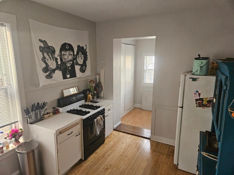 Building Photo - 1924 W Wilson Ave