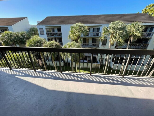 Building Photo - Calusa 403DN