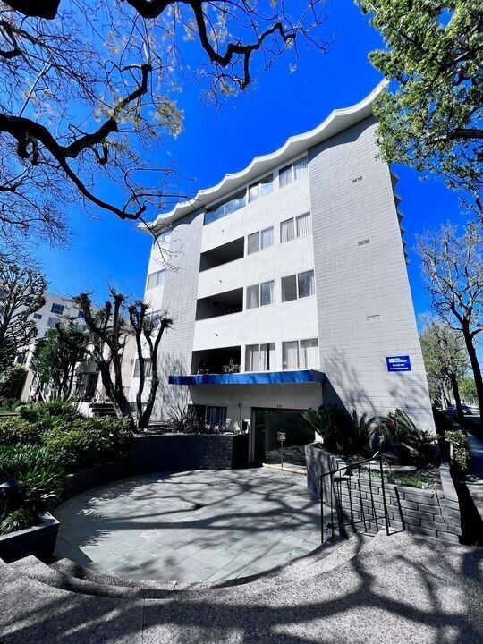 Building Photo - 351 N Palm Dr