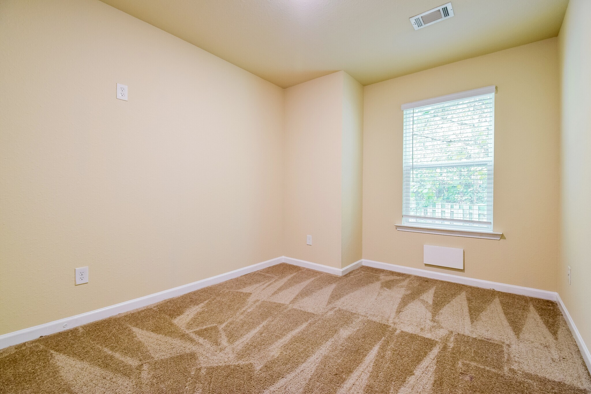 Building Photo - 404 Highwood Ln