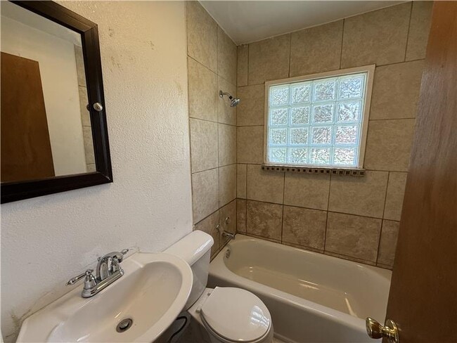 Building Photo - 1004 S 3rd St