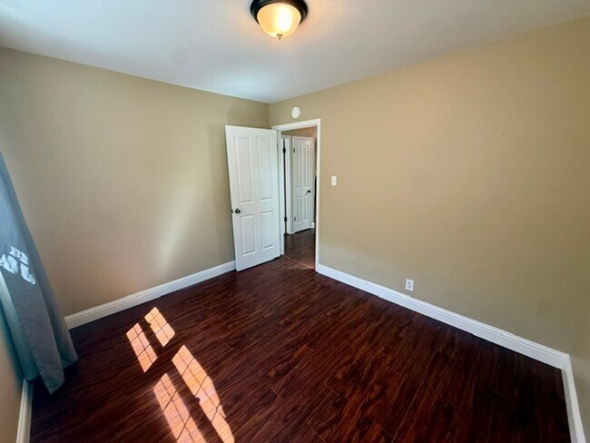 Building Photo - 411 Hiller St