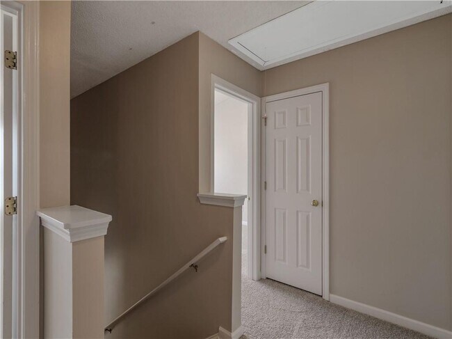 Building Photo - 235 London Dr