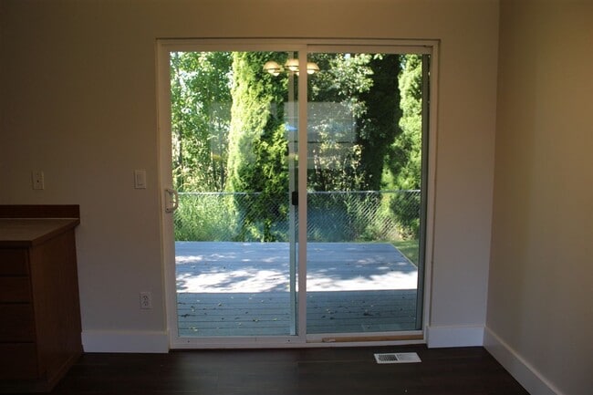 Building Photo - 3 Bedroom, 2 Bathroom House in Burlington!