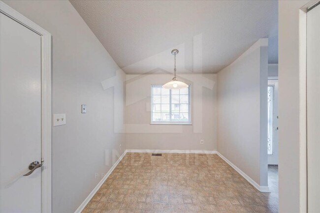 Building Photo - 542 Woods Crossing Dr