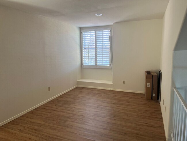 Building Photo - 3721 S Hawthorn Dr