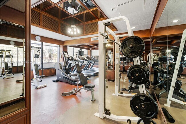 Building Photo - 600 NE 36th St