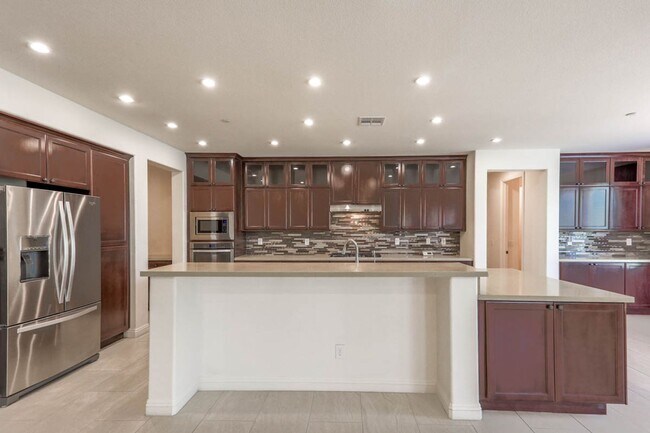 Building Photo - Stunning 5 Bed, 4 Full Baths And 2 Half Ba...