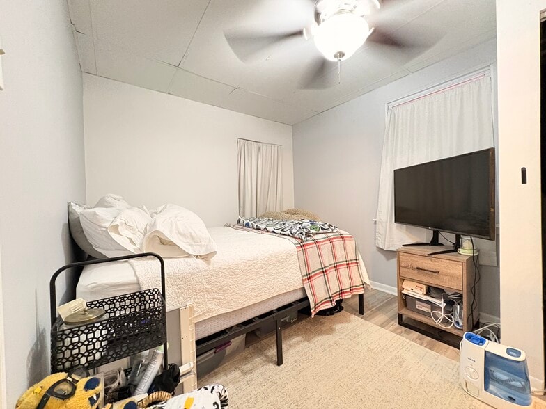 Building Photo - 5807 Hobart St