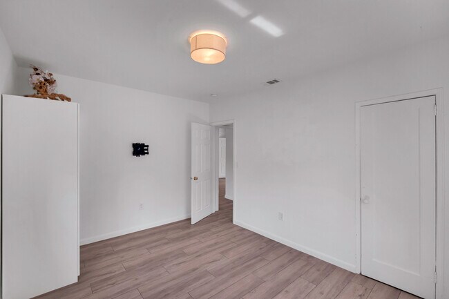 Building Photo - 565 NW 49th St
