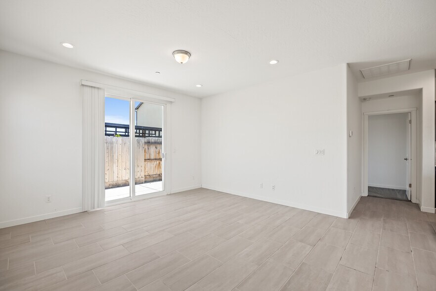 Building Photo - 821 Amanecer Ave