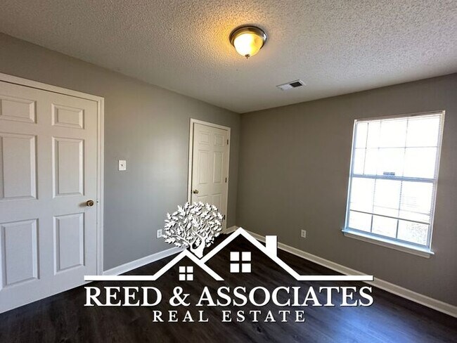 Building Photo - 3 Bedroom in Raleigh! New Flooring