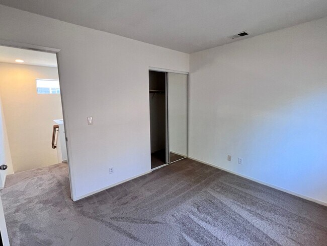Building Photo - Newer Single Family Home in gated Union City