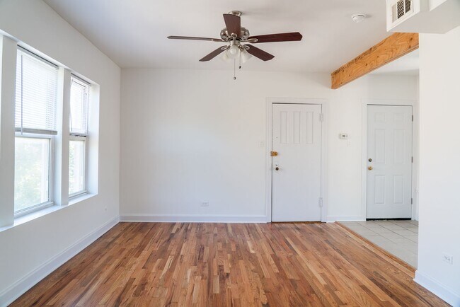 Building Photo - Albany Park - 2 Bed / 1 Bath - Dog Friendly!