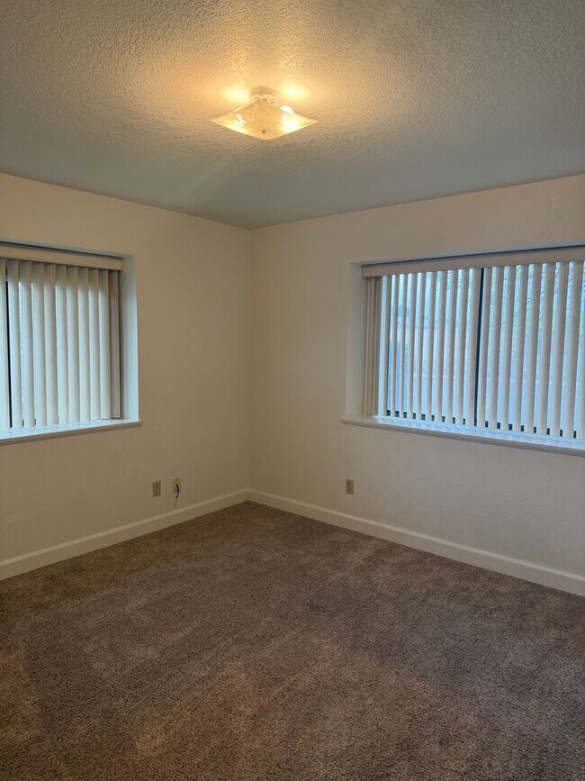 Building Photo - Great 2 Bedroom 2 bath duplex