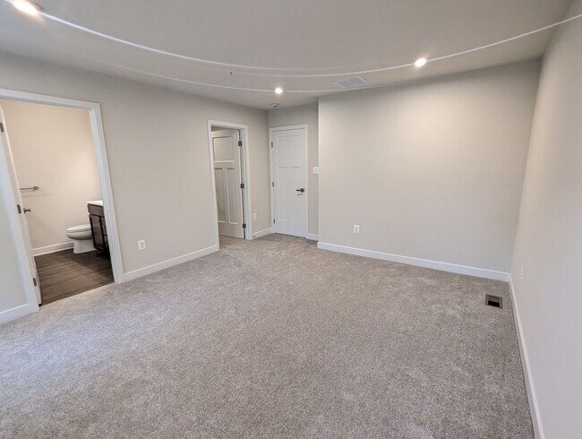 Building Photo - New Build (never lived in) townhouse avail...