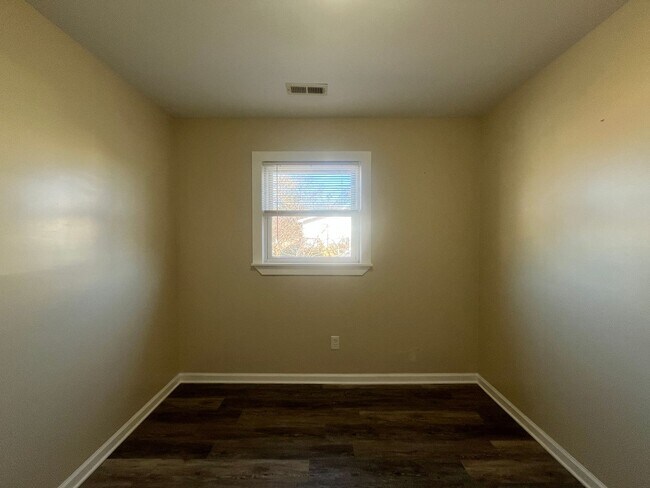 Building Photo - 2/1 Available In Easley!