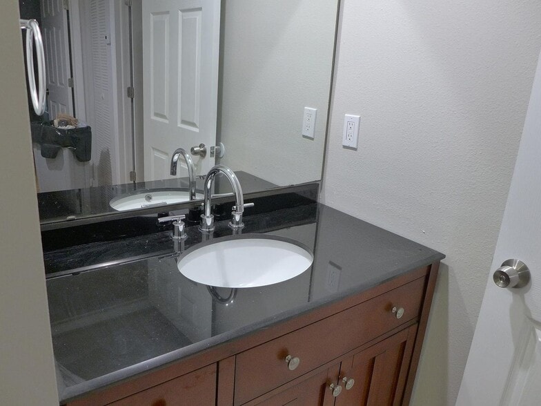 Building Photo - 2708 12th Ct