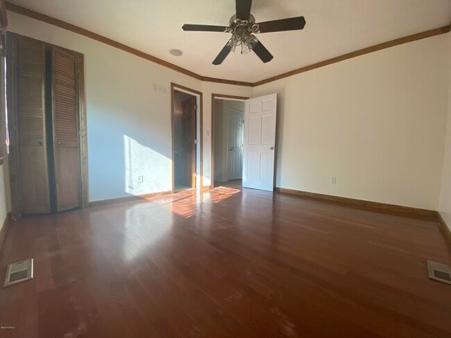 Building Photo - 220 Lakewood Dr