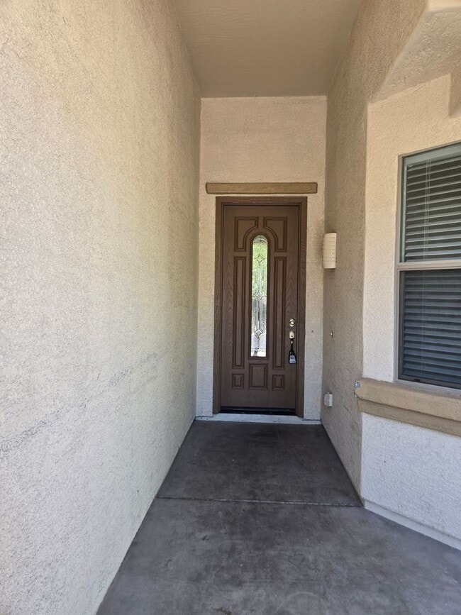 Building Photo - Spacious 4 bed, 3 full bath home in New Ri...