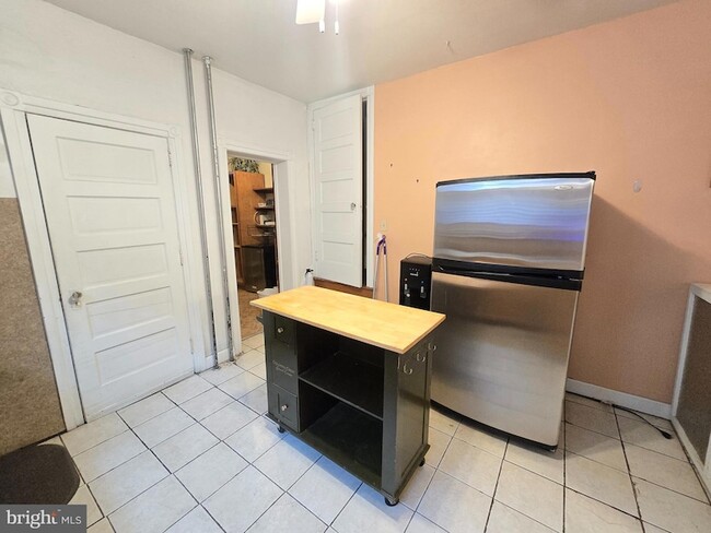 Building Photo - 557 Hamilton St