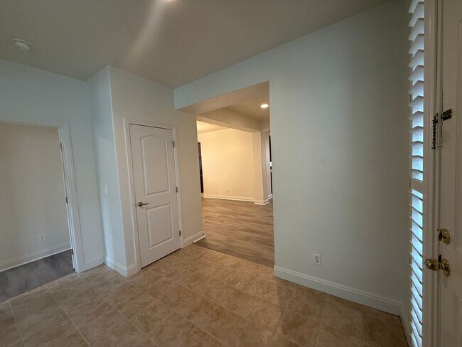 Building Photo - Huge Home in Anatolia Village!