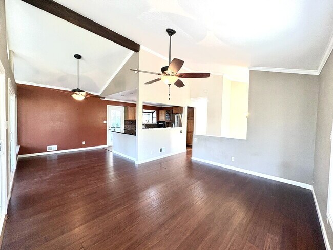 Building Photo - Charming 4-Bed by the Lake in Morgan Hill