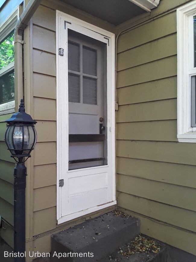 Building Photo - 727 NE Schuyler St