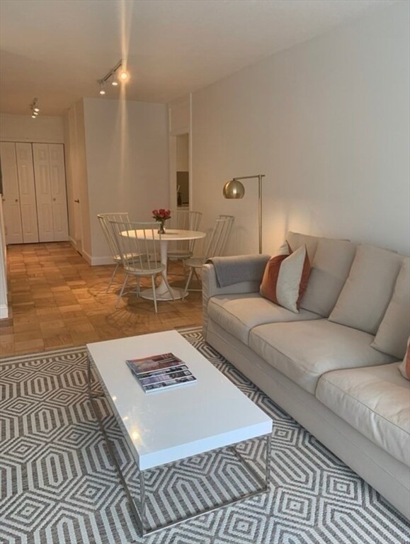 Building Photo - 65 E India Row