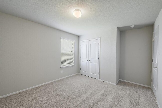 Building Photo - 215 Desperado Dr