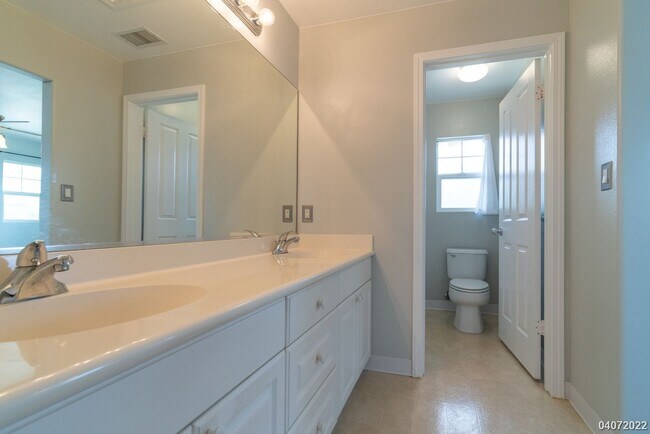Building Photo - 3 Bed 2.5 Bath Townhome in Spinnaker Place Townhomes 2