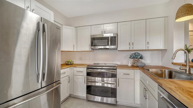 Building Photo - 6467 Carrington Cir