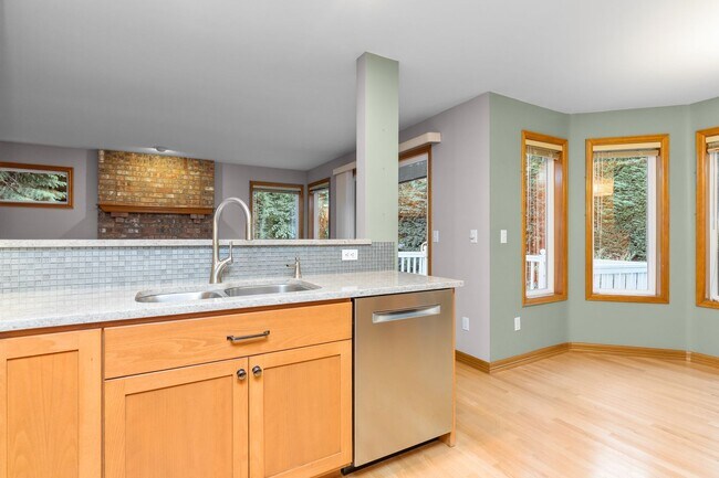 Building Photo - Spacious 4 bed/2.5 bath in Kirkland