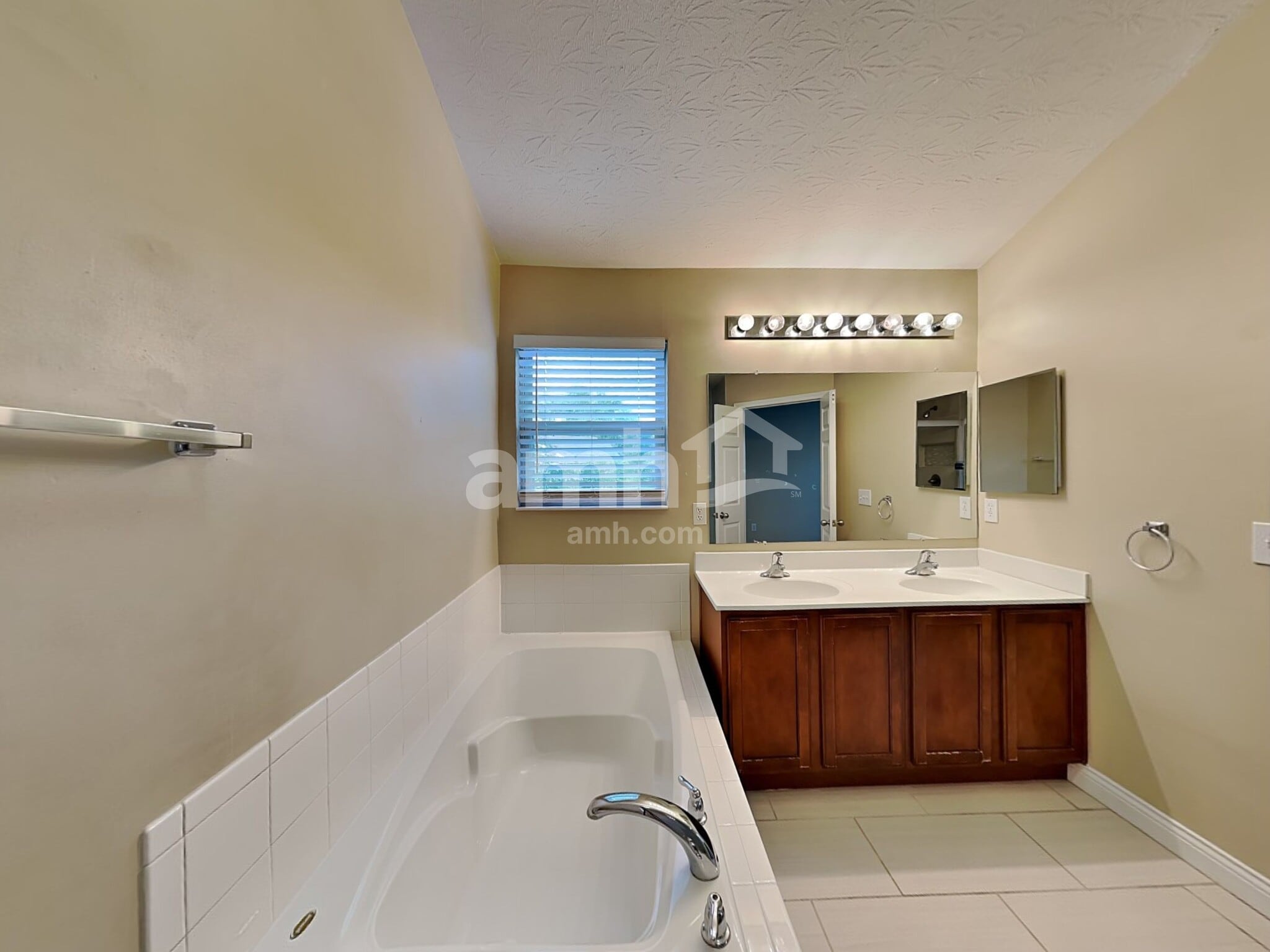 Building Photo - 270 Huntington Dr