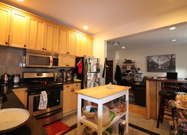 Building Photo - 69 Babcock St