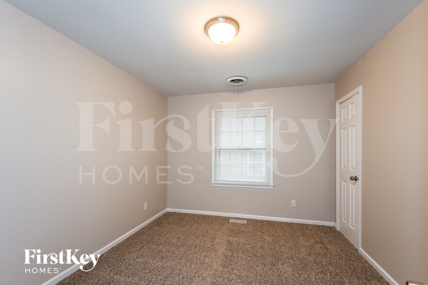 Building Photo - 9846 Rivermont Dr