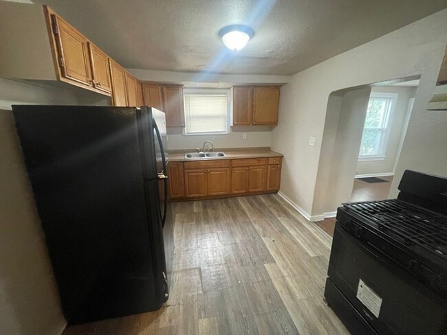 Building Photo - 3BR/2B house with backyard ($350 Move-in f...