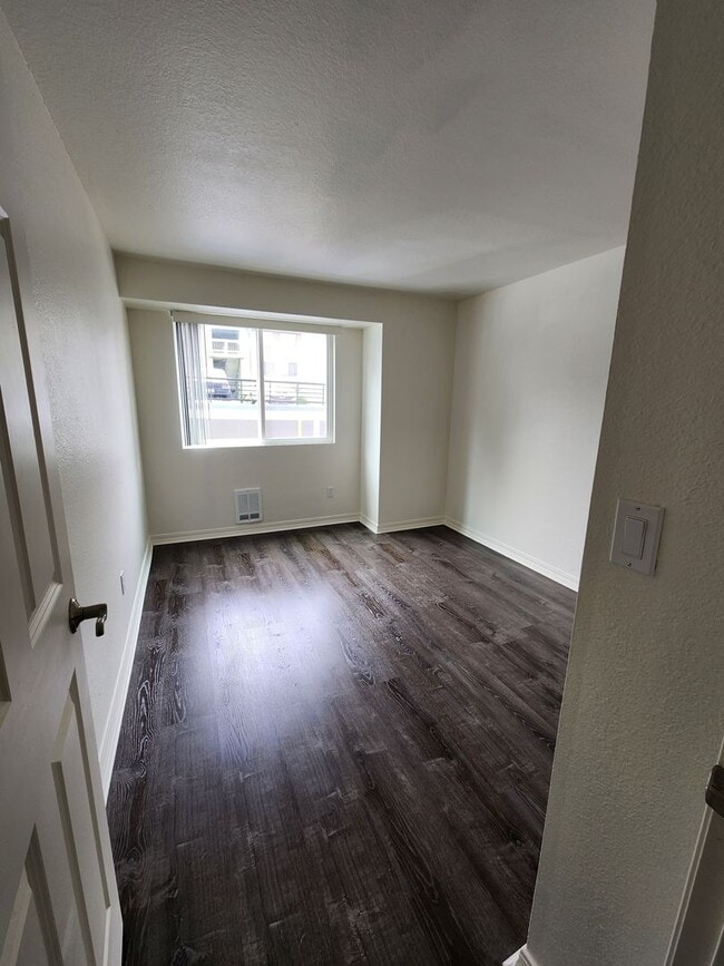 Building Photo - Available Now! Updated 2 bed condo in Central location, utilities included!