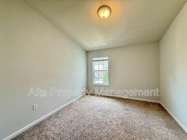 Building Photo - 6812 Roundleaf Dr