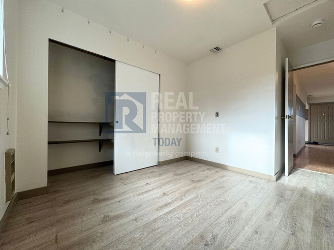 Building Photo - Charming 2 Bedroom Home with Large Yard & Garage!