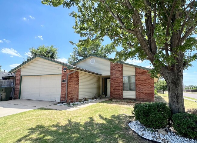 Building Photo - Prime West Norman 3-bed 2-bath 2-car home ...