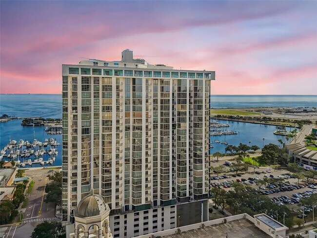 Building Photo - 1 Beach Dr SE