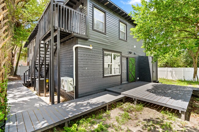 Building Photo - 209 W Gladys St