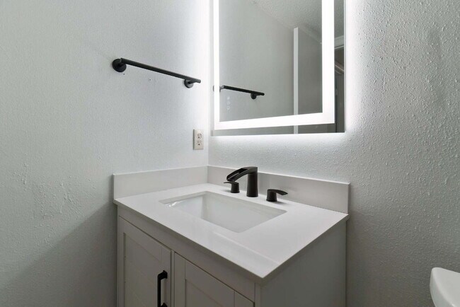Building Photo - "Coastal Charm Awaits: Stylish 2-Bed Condo in a watefront complex in Fort Walton Beach!"