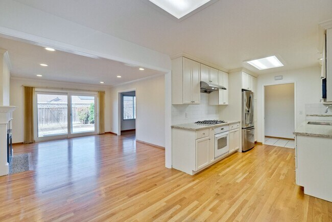 Building Photo - 5097 Forest Glen Dr