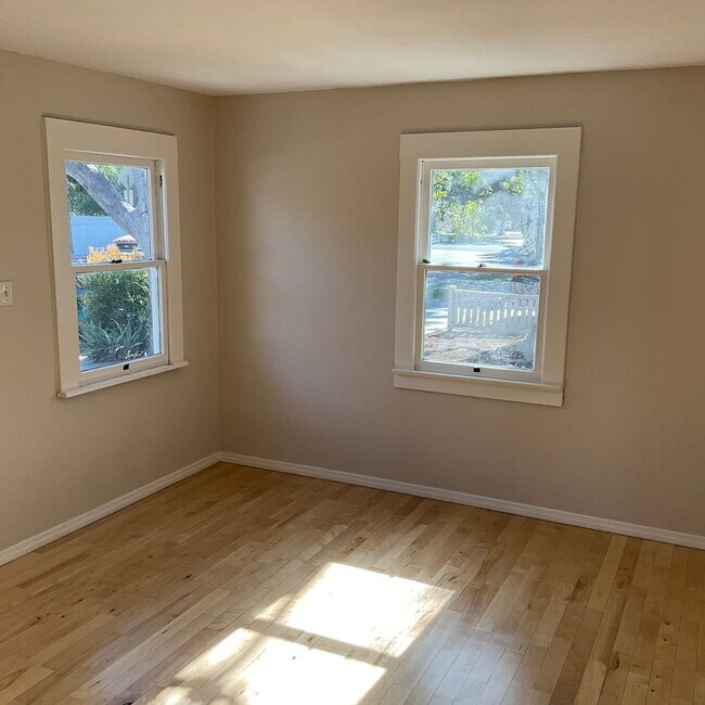 Building Photo - 272 S Grand St