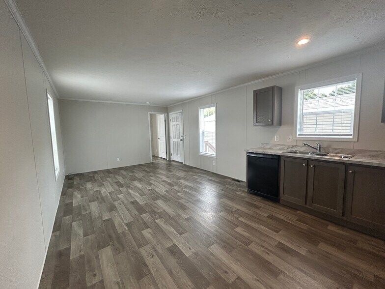 Building Photo - 2364 Maple Dr