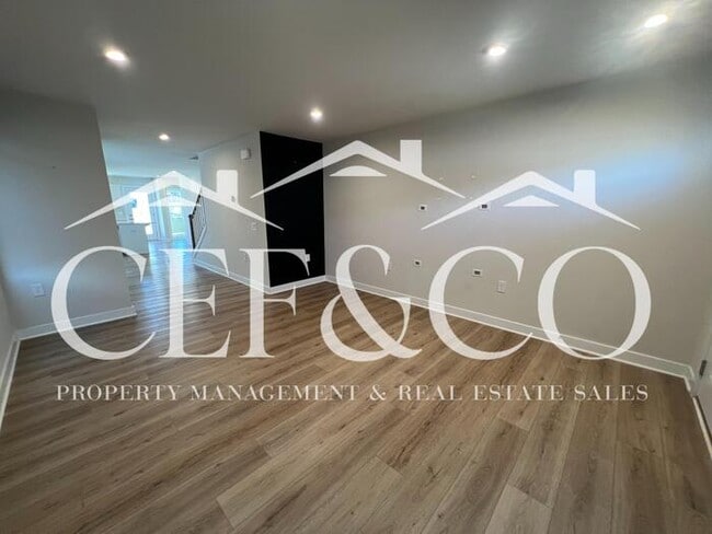 Building Photo - Spacious Townhome available in Spartanburg's East Side