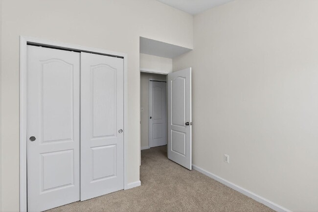 Building Photo - Welcome to a gorgeous end unit townhouse, located in the Heather Hills community.